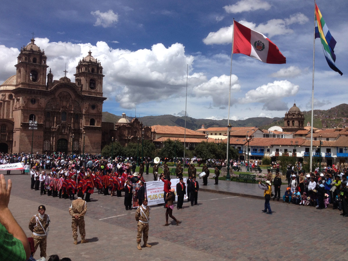 DeÌfileÌ sur la Plaza de Armas, Cuzco